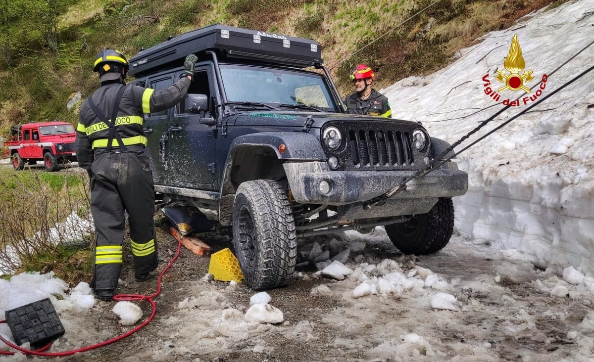 Fuoristrada In Bilico Sul Dirupo Intervengono I Vigili Del Fuoco Di