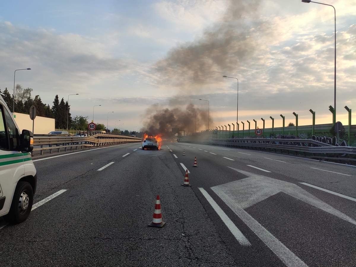 Auto In Fiamme Sulla Tangenziale Illeso Il Conducente Torino Oggi