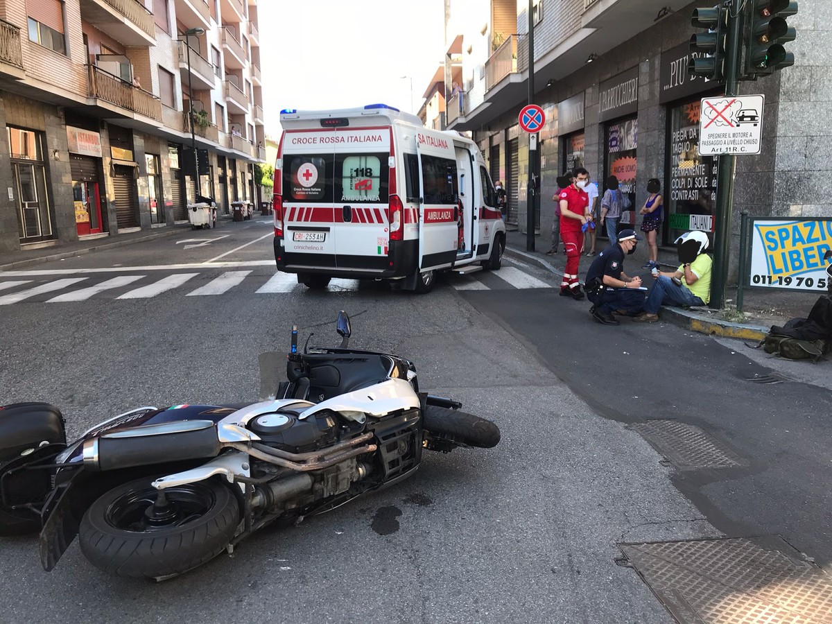 nichelino frontale tra scooter e auto grave trauma facciale per il centauro torino oggi