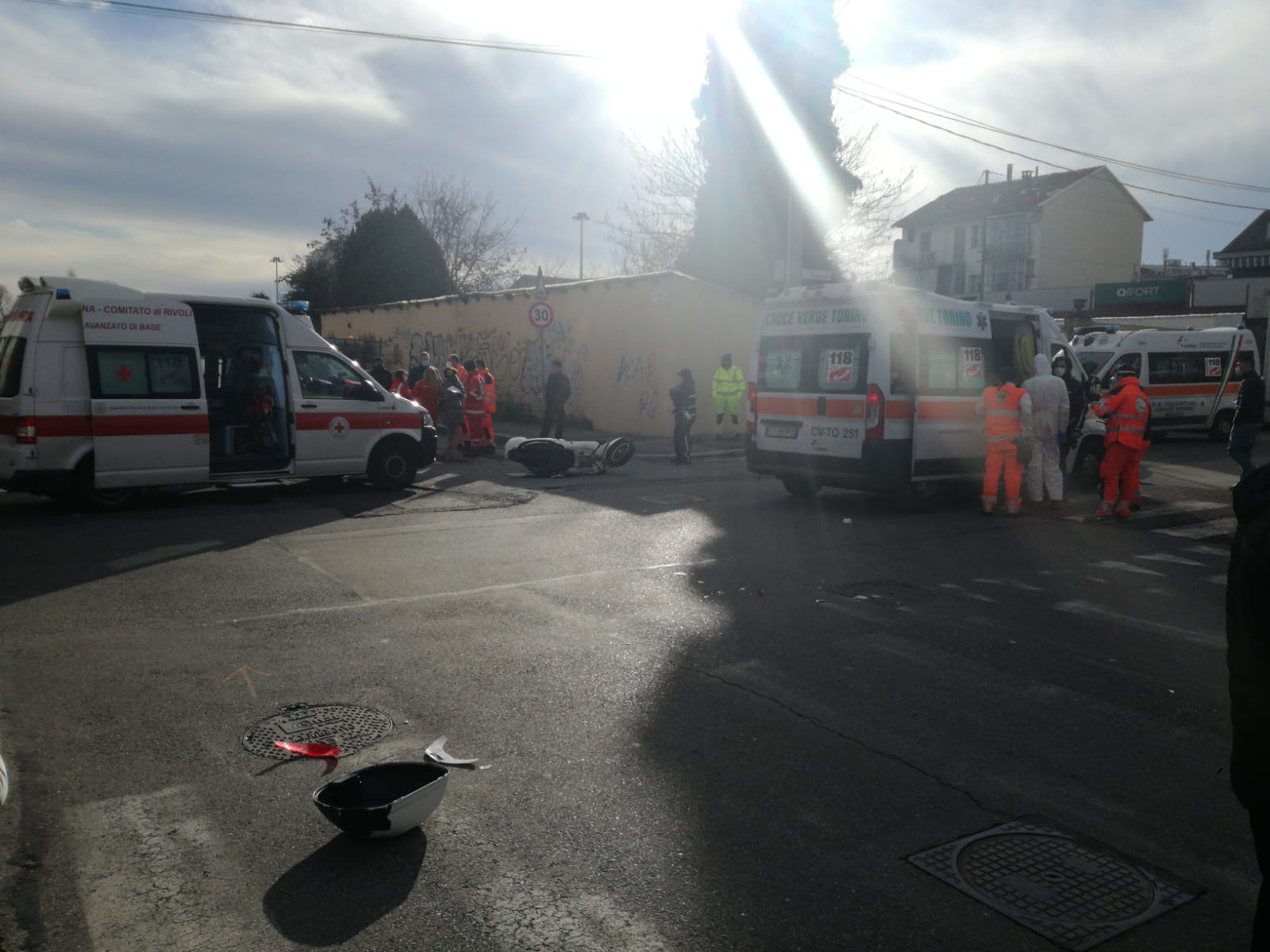 Pozzo Strada Incidente Tra Un Auto E Uno Scooter Con Carambola Finale