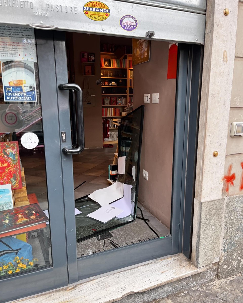 Devastata La Libreria Il Ponte Sulla Dora La Rabbia Dei Proprietari