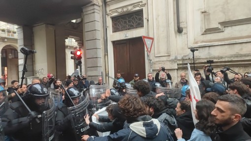 Corteo Anti G7 Scontri In Centro Con Le Forze Dell Ordine Lancio Di