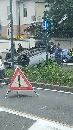 Incidente In Corso Trapani Un Auto Si Ribalta All Angolo Con Via Lera