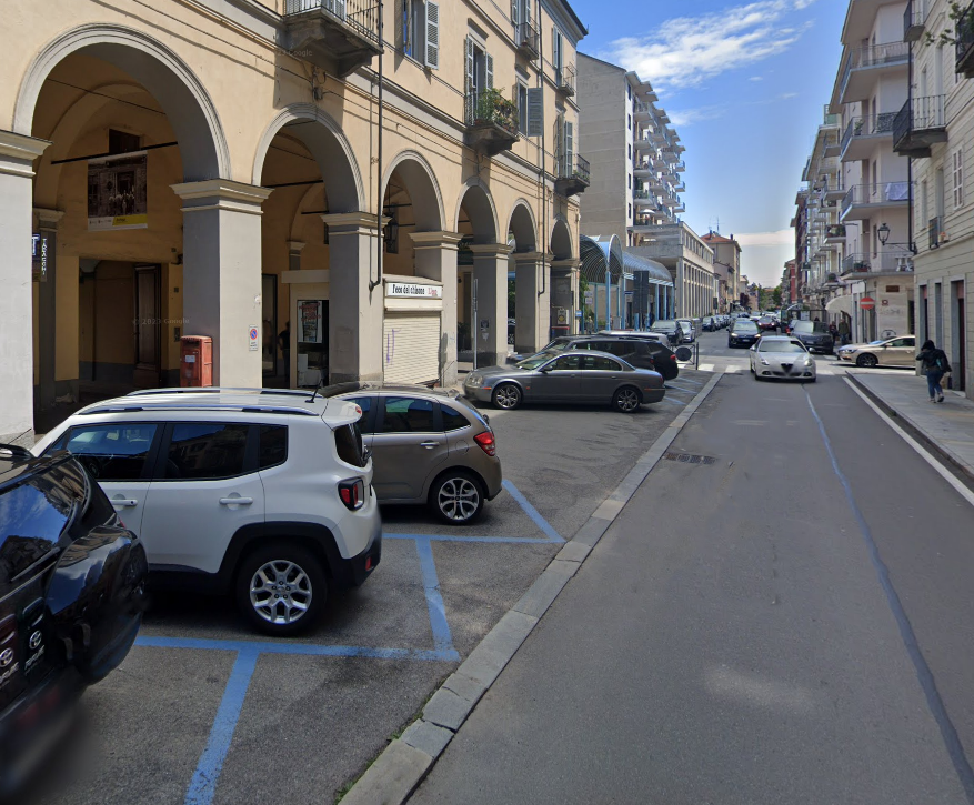 Pinerolo da domani via gli abbonati dai parcheggi blu in via