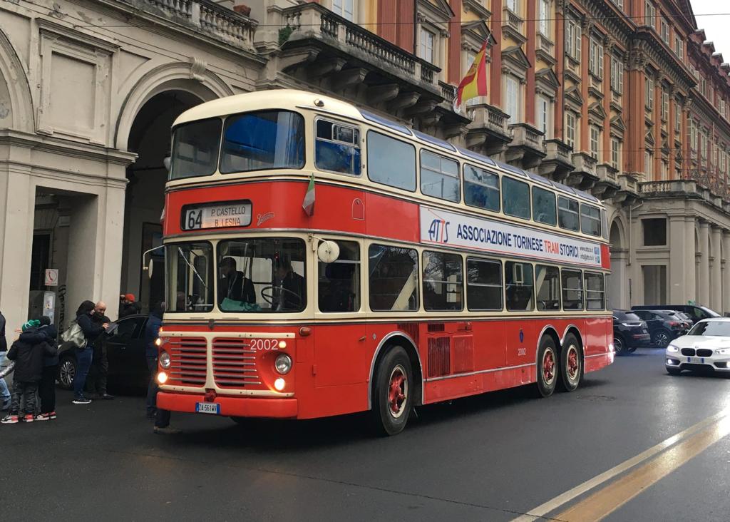 In Giro Per Il Centro Di Torino Con Lo Storico Autobus A Due Piani