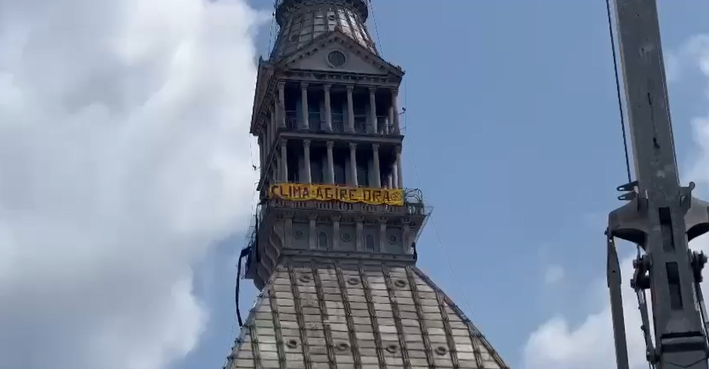 Extinction rebellion in cima alla Mole Antonelliana: sventola il messaggio  Clima agire ora - Torino Oggi