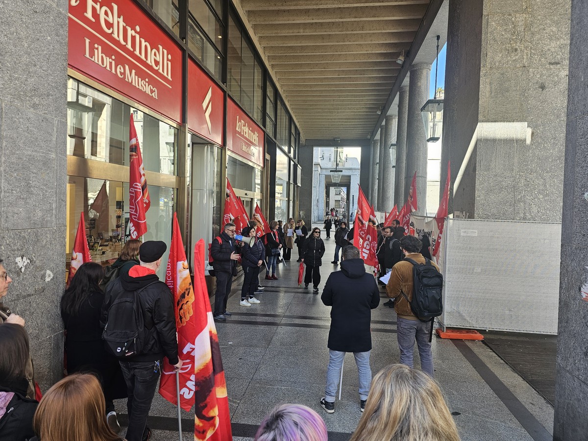 Un momento dello sciopero davanti allo store di Piazza Cln