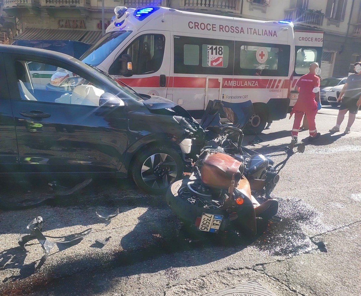 Grave Scontro Tra Moto E Auto In Via Palestrina Ferito Il Motociclista