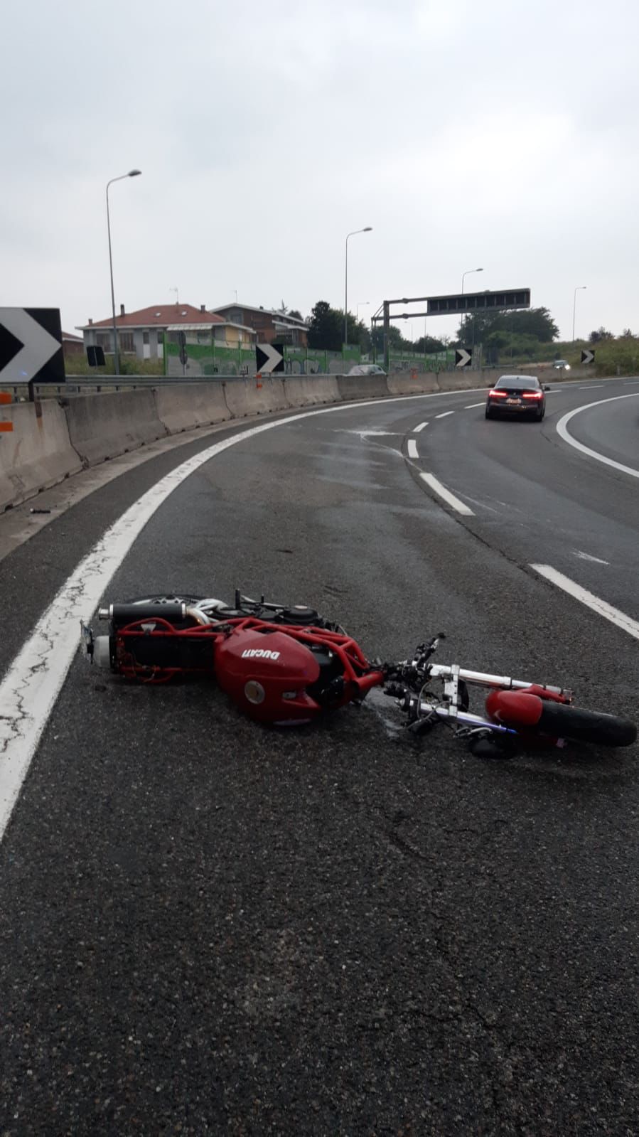 Incidente Allo Svincolo Di Bruere Ducati Scivola Nellasfalto Biker In Ospedale Torino Oggi