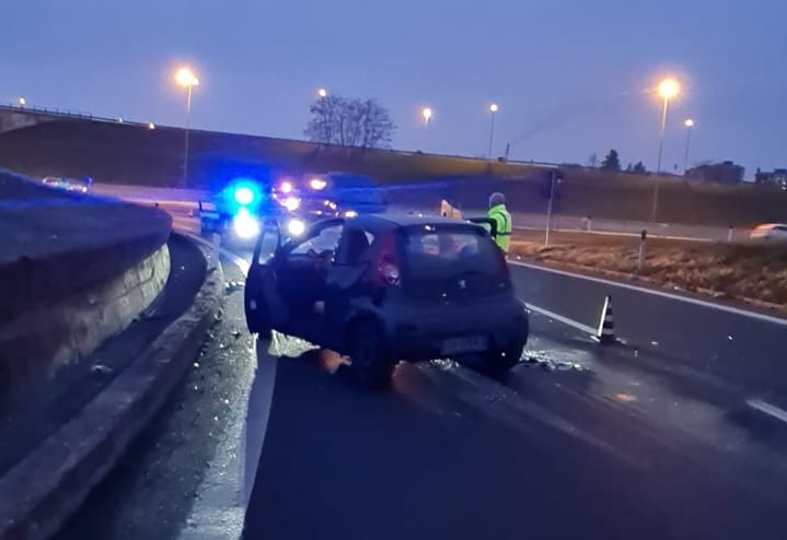 Perde Il Controllo Dell'auto E Va A Sbattere Contro Il Guard Rail ...