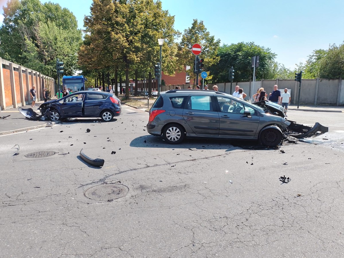 Tremendo Scontro Tra Due Auto In Via Plava Vetture Distrutte Ma Nessun Ferito Torino Oggi