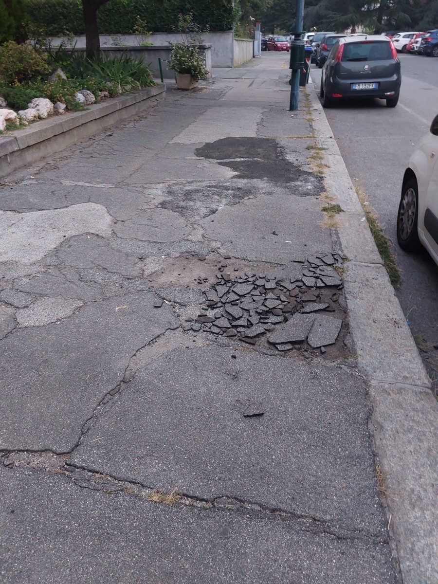 Asfalto danneggiato e con buche: al via il rifacimento dei marciapiedi ...