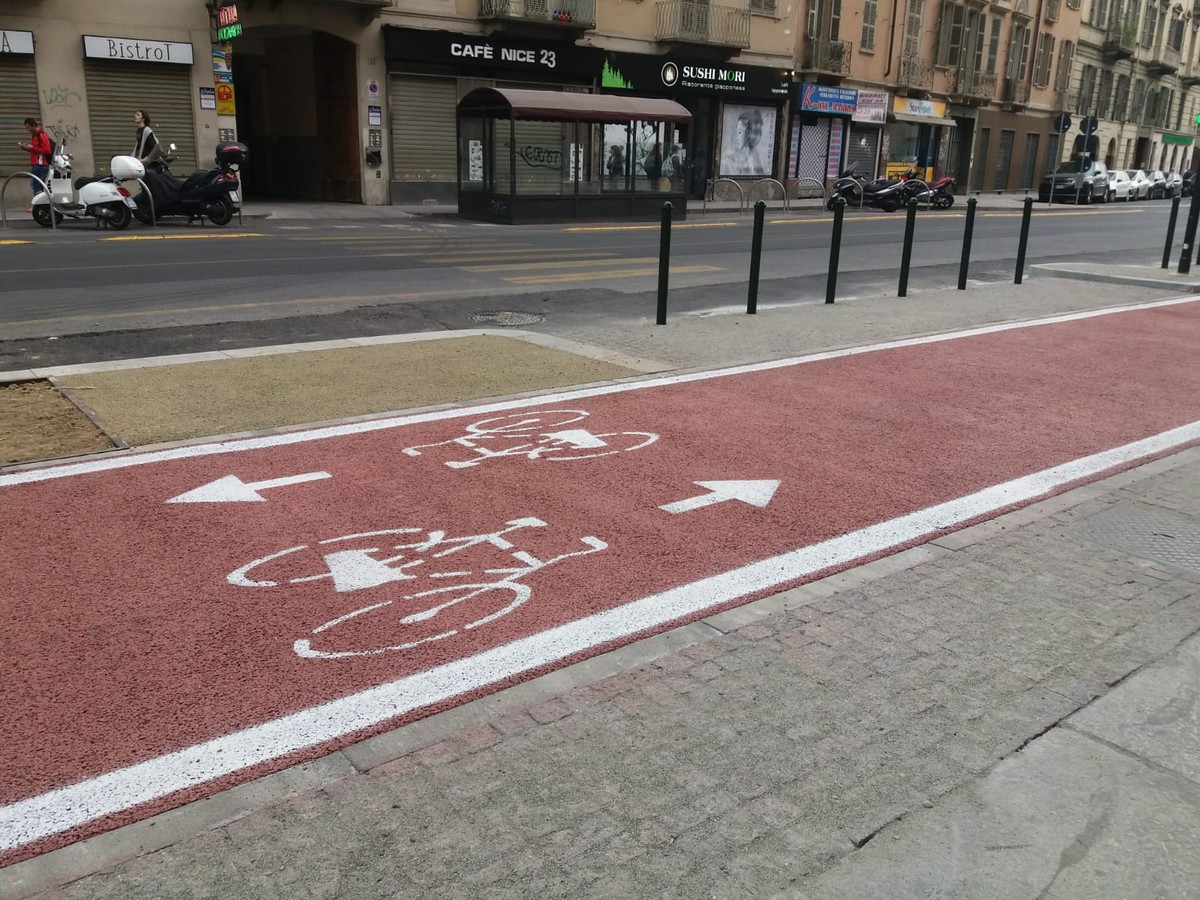 Via Nizza, tubatura si rompe durante i lavori sulla ciclabile: sgorga una  fontana dietro Porta Nuova - la Repubblica