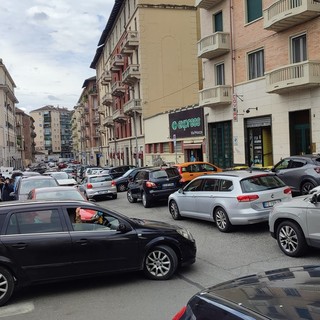 Ingorgo e clacson all'ora di punta: traffico “infernale” nel sabato di Porta Palazzo