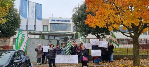 Lavoratrici Prontoservices: manifestazione all'ingresso della Freundenberg di Pinerolo