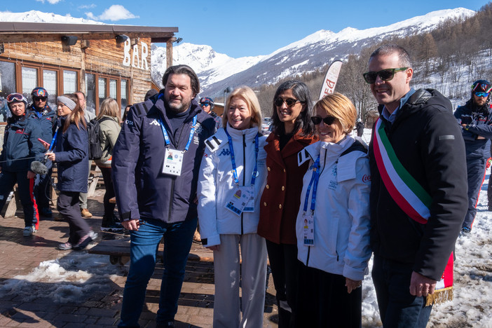 Special Olympics: primo giorno di dimostrazioni sulle nevi di Bardonecchia con Usha Vance