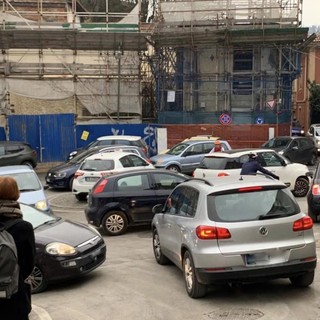 Lavori e parcheggi selvaggi generano il caos in piazza Freguglia