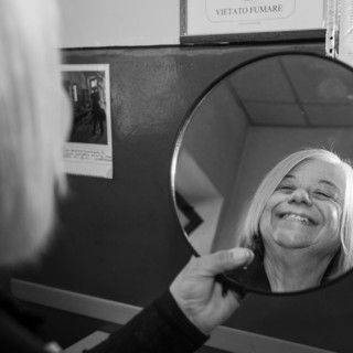 Taglio capelli a chi ne ha bisogno: ai Bagni Nizza Millefonti il progetto inclusivo con gli studenti dell'Engim