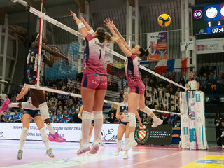 Malual contro il muro di Sorokaite e Akrari (foto di Christian Bosio)