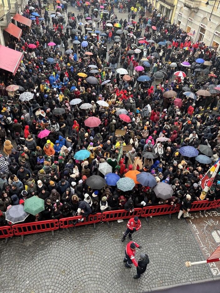 Storico Carnevale di Ivrea 2025: il Generale Falchieri debutta e il Vescovo saluta la comunità con emozione