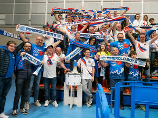 I Pinerolo Boys assieme ai tifosi di Bergamo (foto di Christian Bosio)