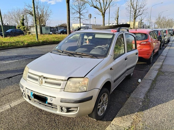 Una Fiat Panda abbandonata in strada del Drosso