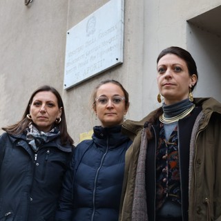 tre donne davanti al carcere minorile