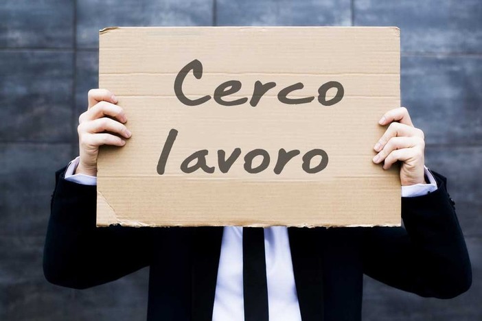 Uomo con il cartello Cerco Lavoro