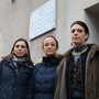 tre donne davanti al carcere minorile