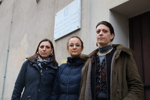 tre donne davanti al carcere minorile