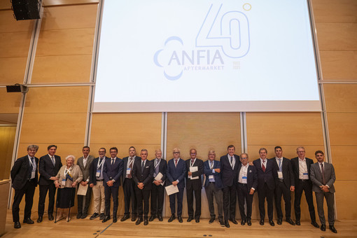 Celebrazioni e foto di gruppo sul palco di Intesa Sanpaolo