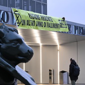 Blitz di Extinction Rebellion in Regione: la maxi scritta &quot;un altro anno di fallimenti&quot; compare all'ingresso del grattacielo