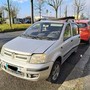 Una Fiat Panda abbandonata in strada del Drosso