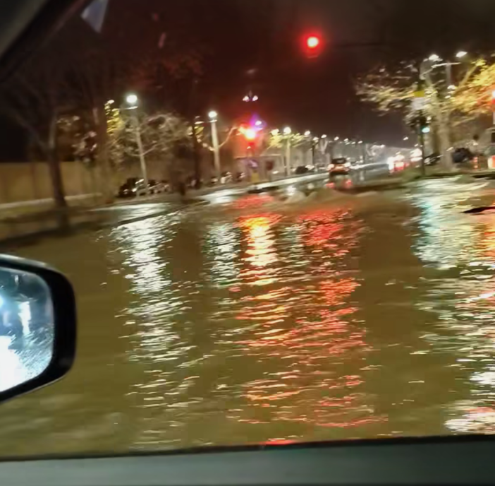 Strade allagate in Crocetta per un tubo rotto: disagi alla viabilità e bus deviati