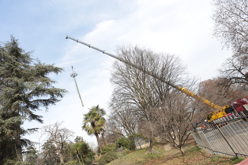 Addio alle due torri faro del Parco del Valentino: per la rimozione chiusa l’area circostante [VIDEO]