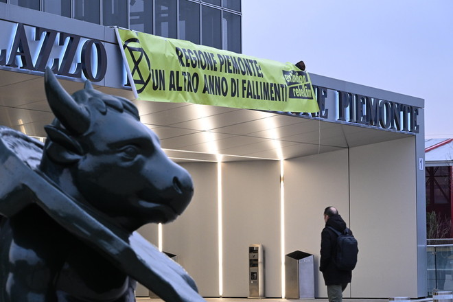 Blitz di Extinction Rebellion in Regione: la maxi scritta &quot;un altro anno di fallimenti&quot; compare all'ingresso del grattacielo