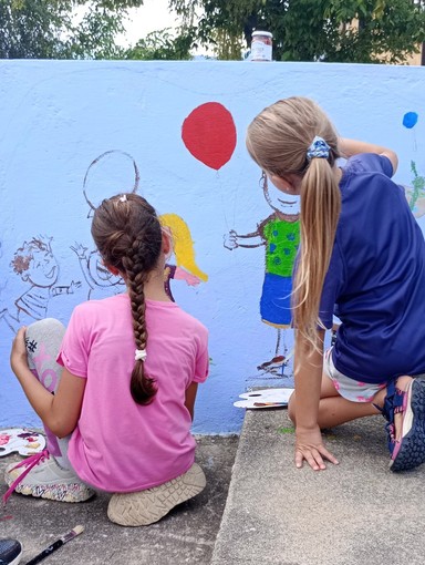 Gli alunni delle elementari al lavoro per il murale di piazza Giretti