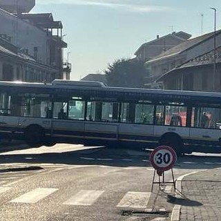 Il bus incastrato sulla rotondina (foto da Facebook)