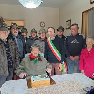 La festa dei 100 anni di Rinaldo Granero con alpini e Comune