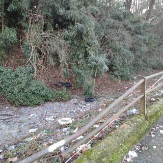 La vecchia bealera trasformata in una discarica illegale: “L’area è terra di nessuno”