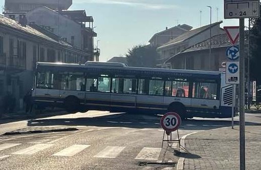 Il bus incastrato sulla rotondina (foto da Facebook)