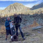 Cesare Fogazzi e Giuliano Bosco con i rottami di Pian Sineive