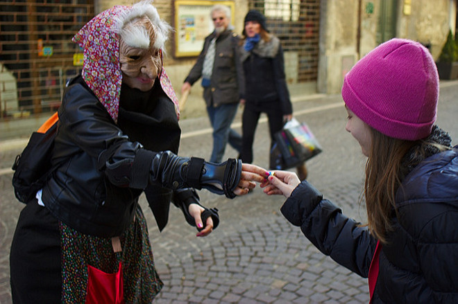 La Befana dei pompieri fa visita ai piccoli pazienti del Regina Margherita