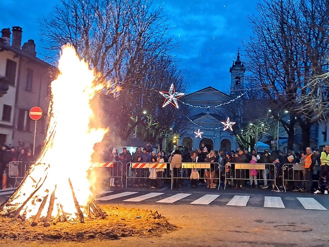 Fuoco e festoni per la Befana