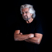 Beppe Grillo torna alle origini e si prepara ad affrontare il palcoscenico del Colosseo