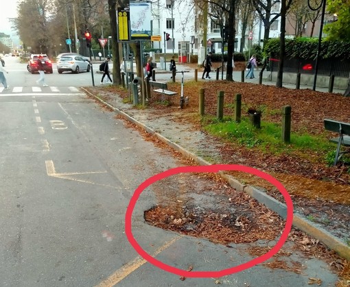 A Torino buche sull'asfalto non riparate per anni: &quot;Prima facciamo la metro 2&quot;