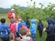 Il maestro Francesco Aglì nei campi con i bambini