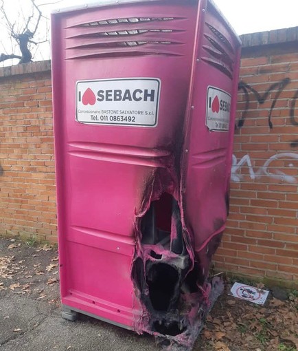 I soliti vandali in azione alla Pellerina, incendiati i bagni chimici del parco