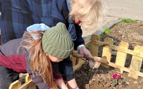 Bimbi al lavoro in piazza Benefica