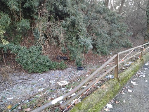 La vecchia bealera trasformata in una discarica illegale: “L’area è terra di nessuno”